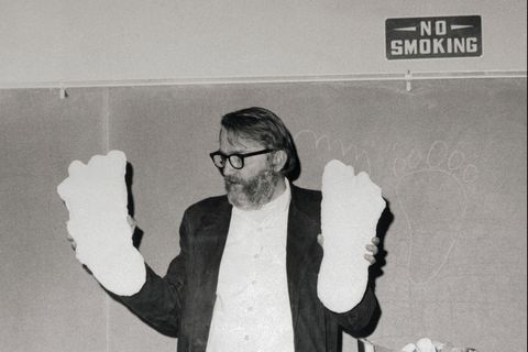 anthropologist grover krantz holding up sasquatch prints, is bigfoot real