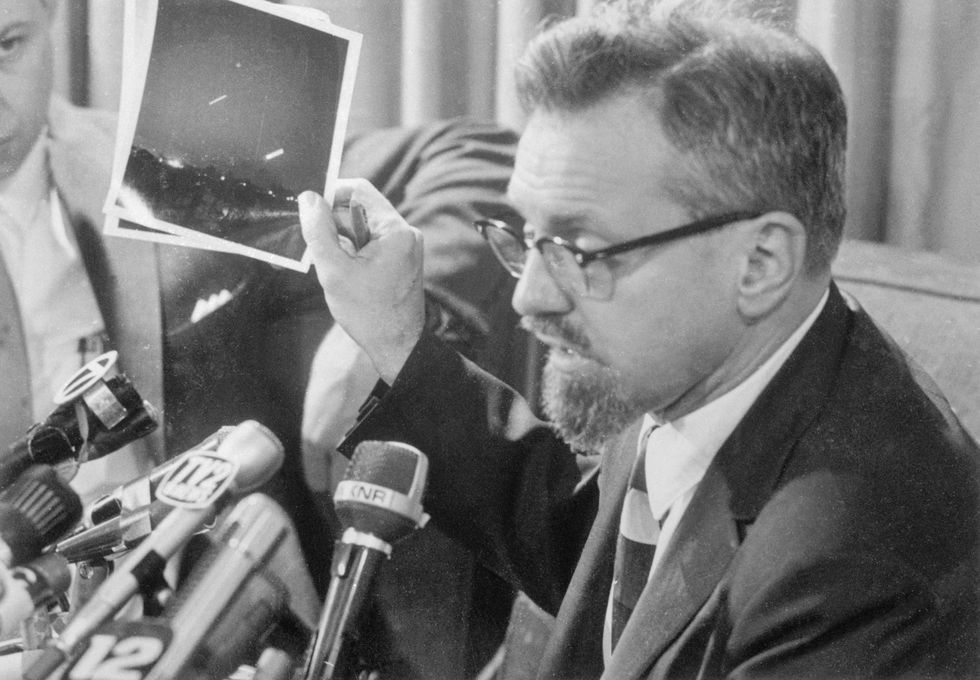 dr j allen hynek holding photo of venus and crescent moon during press conference on ufos