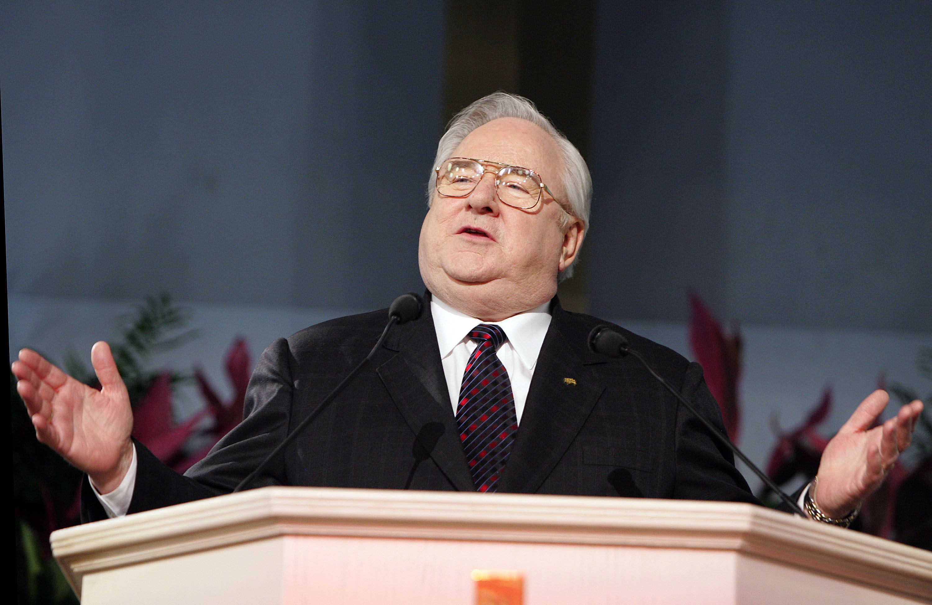 dr-jerry-falwell-gestures-while-speaking