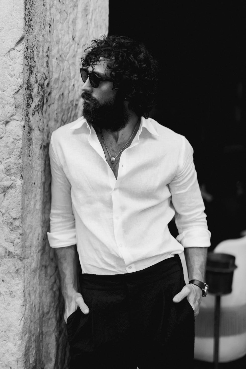 uma foto em preto e branco de Aaron Taylor Johnson