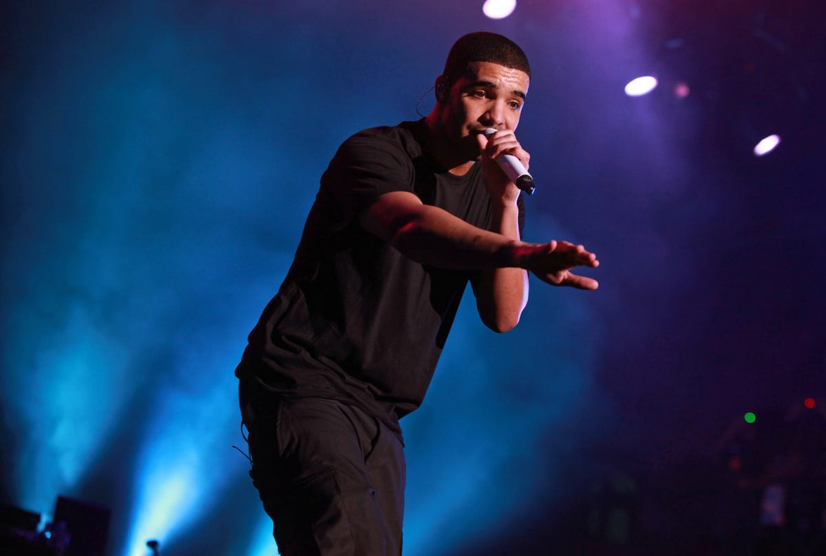 Drake Kissing 17 Year Old Fan Controversy - Disturbing Video Surfaces of Drake Kissing a 17-Year-Old At a Concert