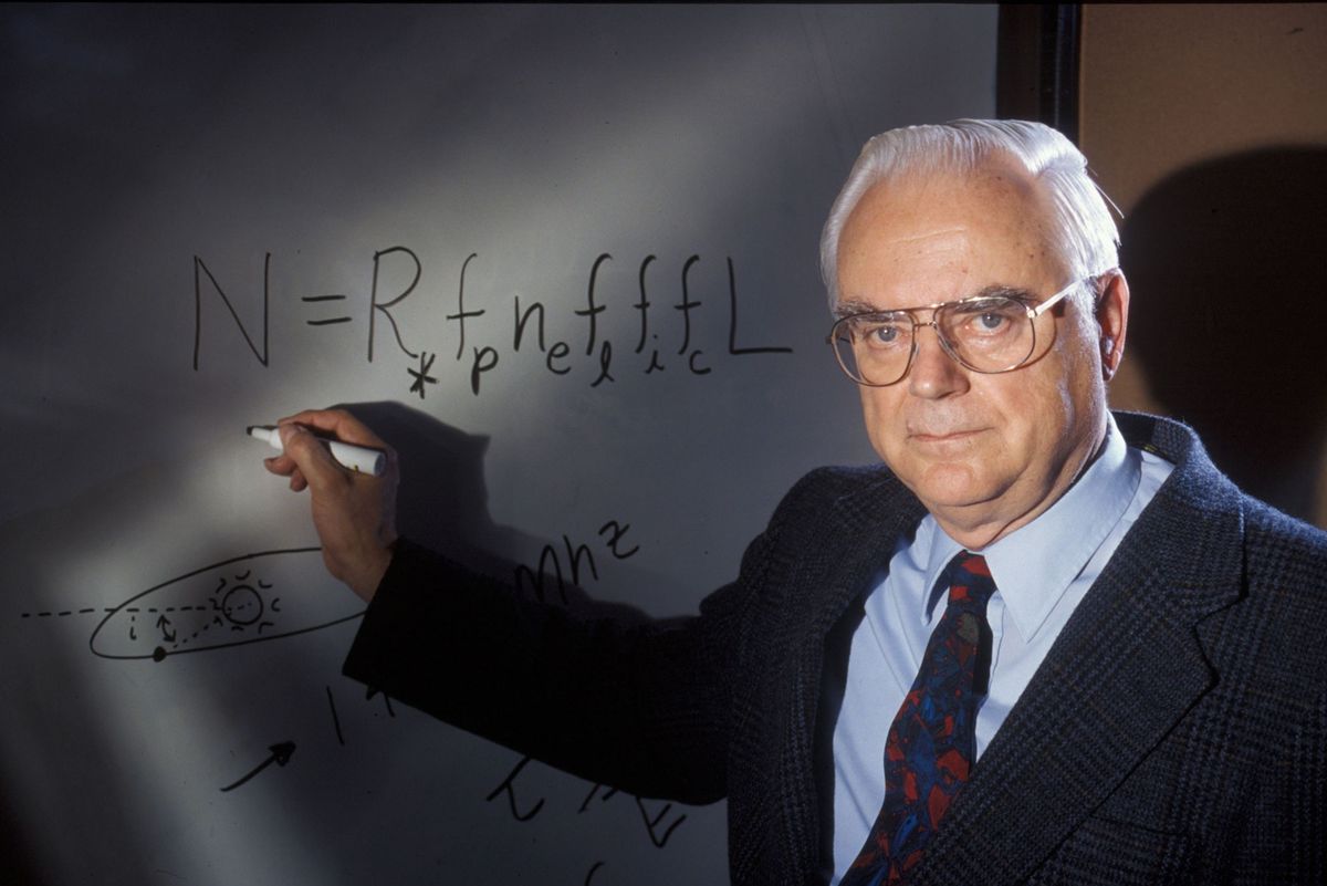 Frank Drake staat voor een whiteboard met zijn gelijknamige vergelijking die een schatting geeft van het aantal detecteerbare buitenaardse beschavingen in het Melkwegstelsel