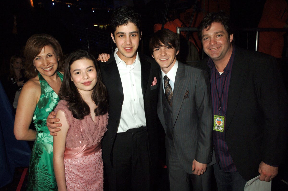 Drake & Josh's Dad Had the Best Reaction to Their Sweet VMA Reunion - Who Plays The Dad In Drake And Josh