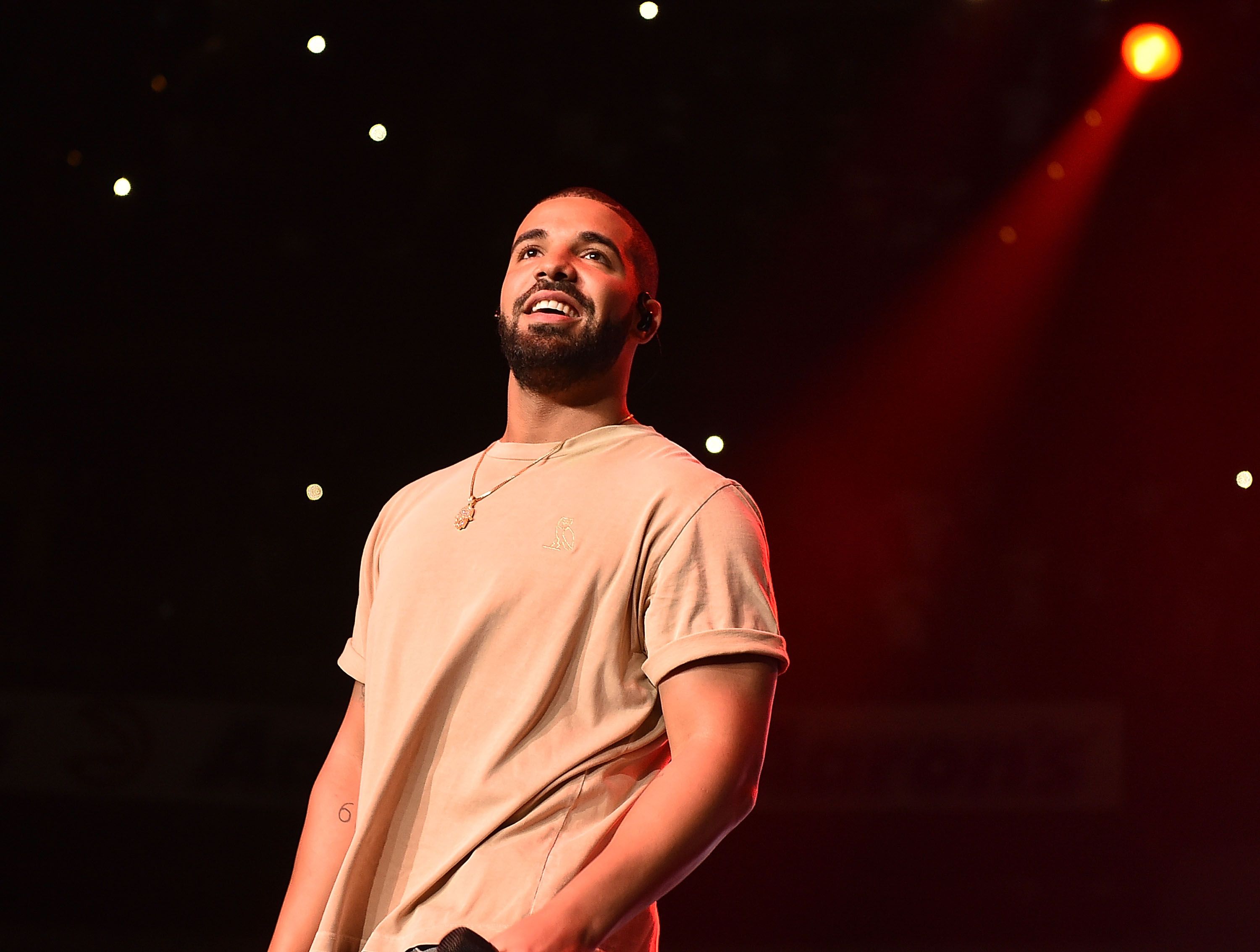 Drake keeps heatwave sweat in check with a nifty bandana moment