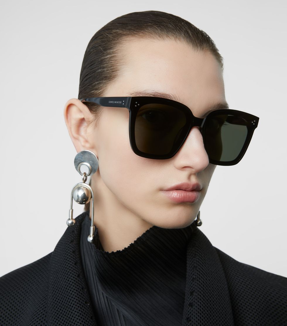 GENTLE MONSTER DREAMER 黑框墨鏡搭配金屬耳環完全時髦呀！