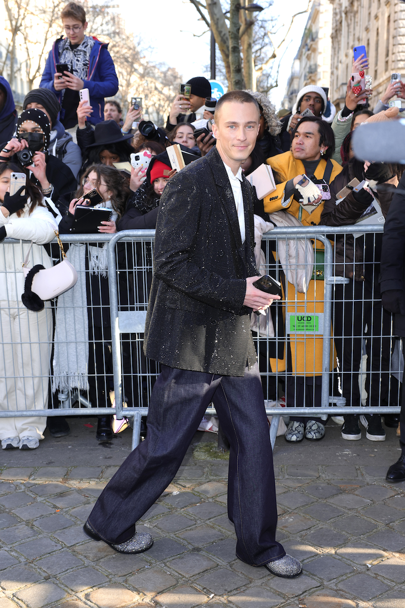 Paris, France, 20 janvier : Drew Starkey assiste au défilé Loewe Homme Automne/Hiver 2024-2025, dans le cadre de la Fashion Week de Paris. (Photo de Jacopo Raule/Getty Images)