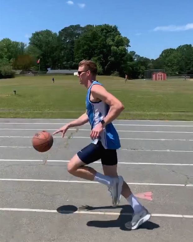 dylan sorensen establece un nuevo récord corriendo una milla y botando un balón de baloncesto