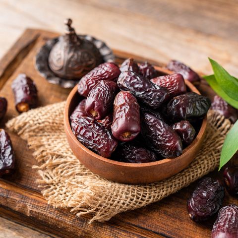 best snacks for diabetics dried date fruits in wooden bowl