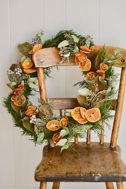 dried orange and greenery, diy christmas wreath ideas