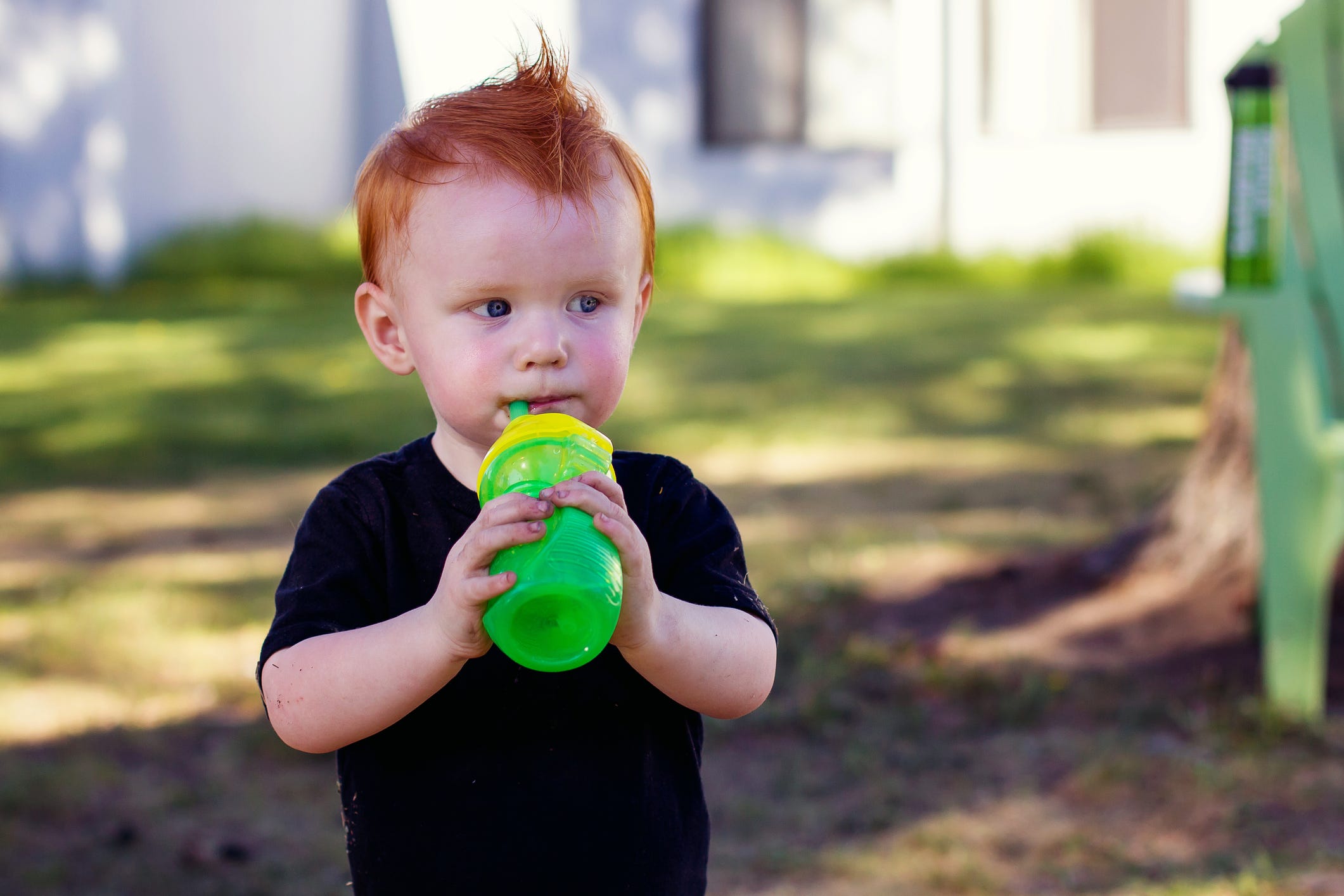 niño bebiendo en botella de plástico