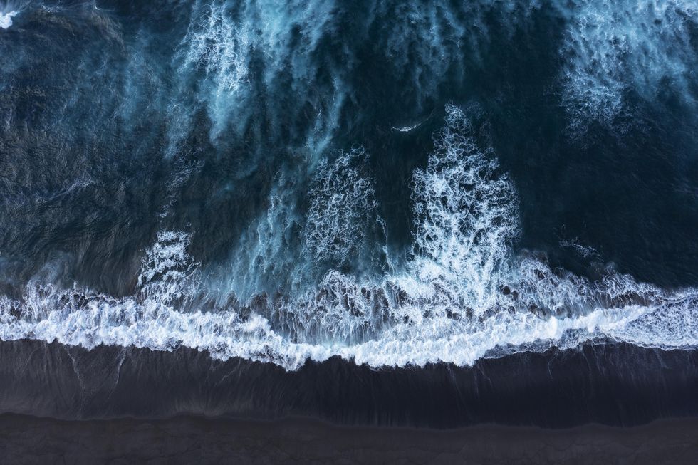 Drone filmou ondas temperamentais na Praia de Santa Bárbara, no arquipélago dos Açores, Portugal