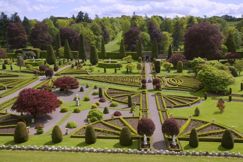 drummond-castle-gardens-scotland-topiary