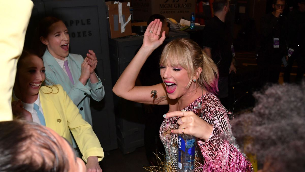 Taylor Swift says 'CHEERS' to all those hilarious 'Drunk Taylor' memes  after video goes viral