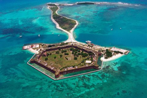 Honderd kilometer ten westen van Key West in de Gulf of Anglers ligt het Dry Tortugas National Park in Florida waar een populaire duikplek boven een afgezonken scheepswrak een torenhoge vuurtoren en de beschermde koraalriffen in 2018 door bijna 57000 toeristen werden bezocht