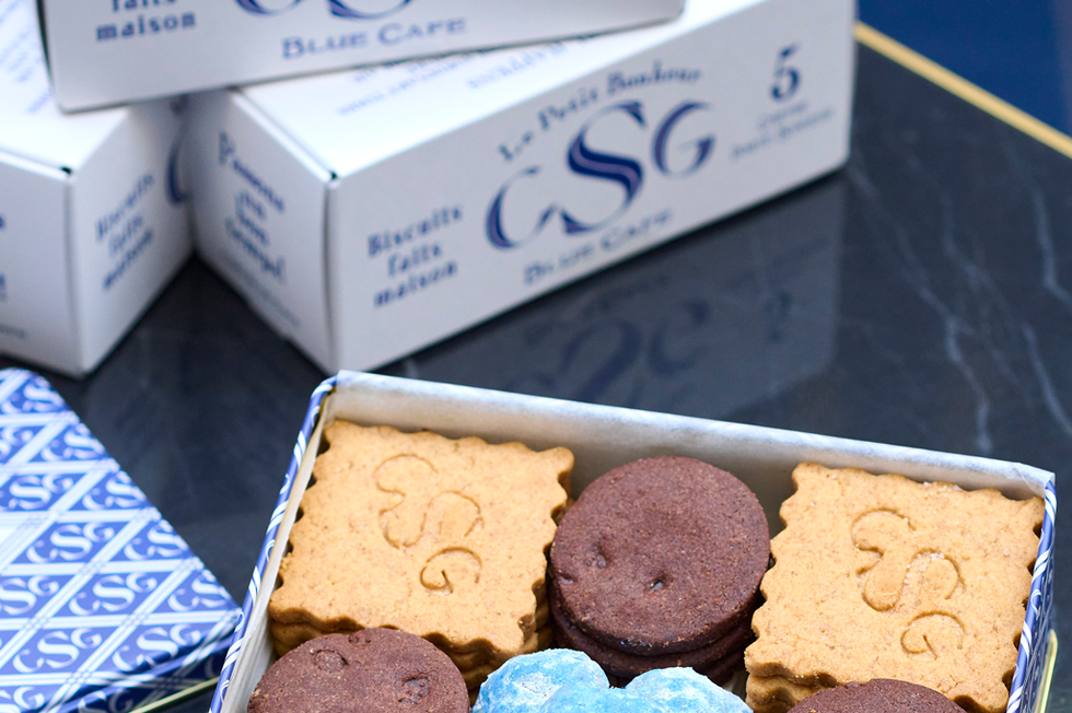 「カレンソロジー」のカフェ「csg blue cafe aoyama」からクッキー缶が新発売