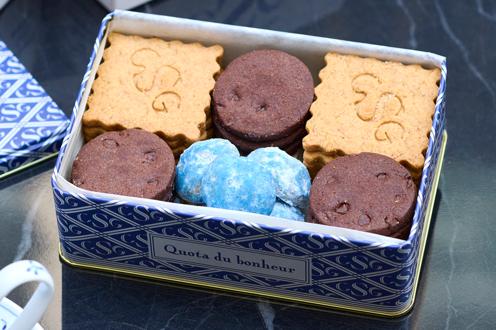 「カレンソロジー」のカフェ「csg blue cafe aoyama」からクッキー缶が新発売