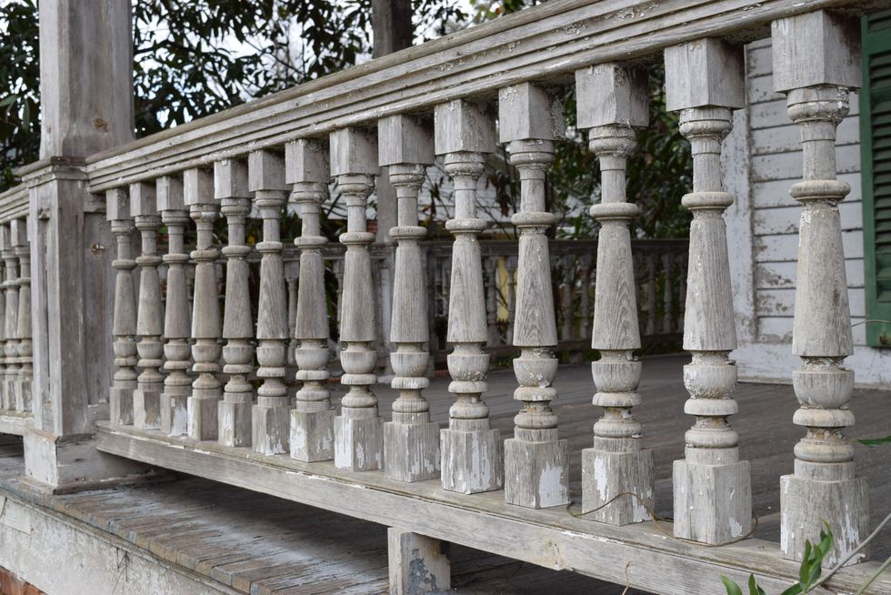 Baluster, Column, Classical architecture, Architecture, Building, Stone carving, Historic site, Handrail, Facade, Ancient roman architecture, 