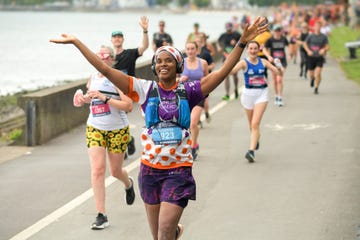 woman running the swansea marathon