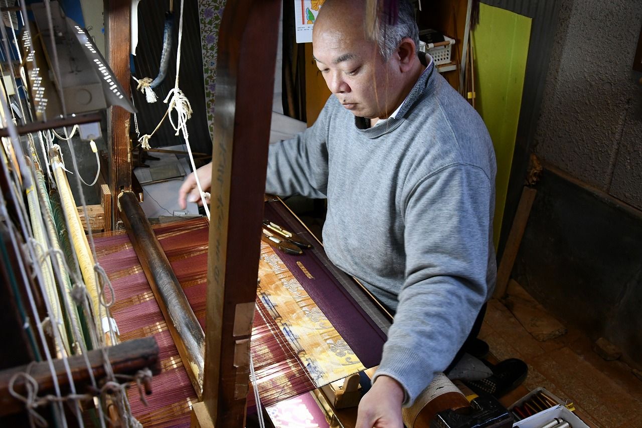 金糸で豪華な紋様を表現する「金襴（きんらん）」織師ものがたり