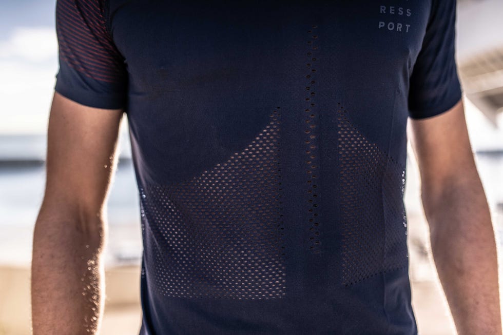 hombre, camiseta azul, compressport, running