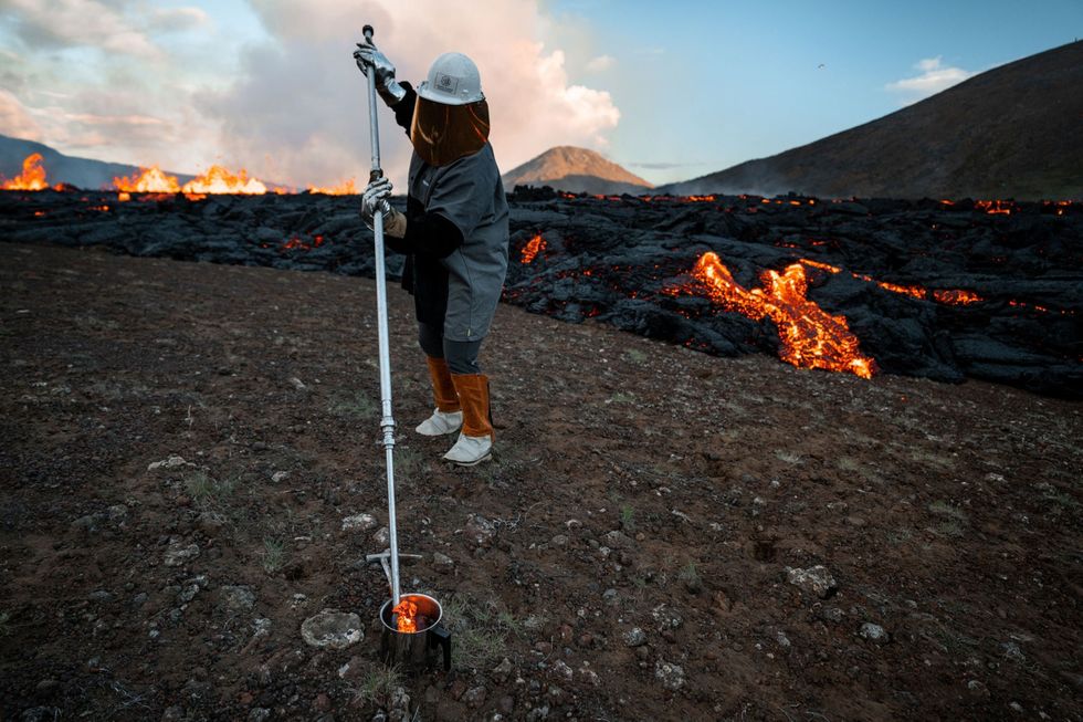 Direct nadat de eerste gloeiende lavastromen werden waargenomen begonnen wetenschappers  onder wie vulkanologe Helga Kristin op de foto  met het nemen van monsters van het gesmolten gesteente