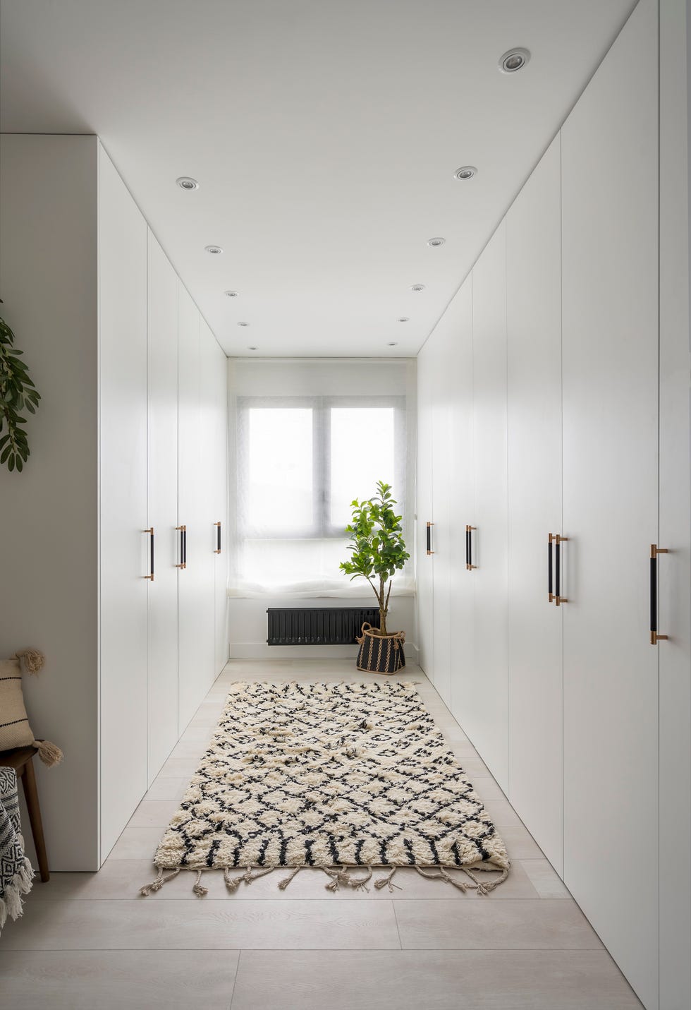 una transformacion sorprendente, de espacios oscuros a una vivienda luminosa y funcional en bilbao
