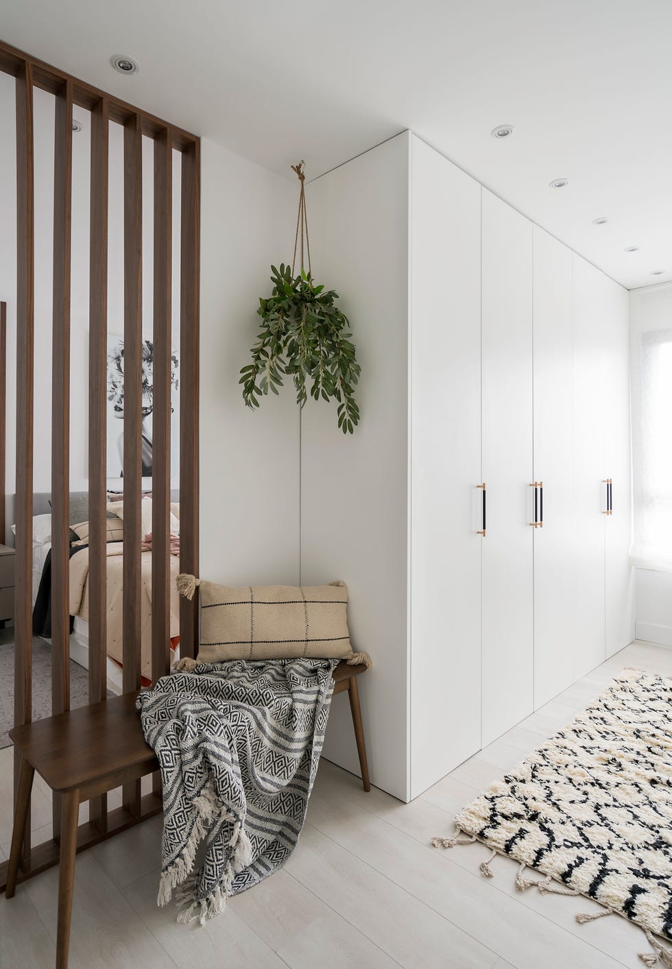 una transformacion sorprendente, de espacios oscuros a una vivienda luminosa y funcional en bilbao