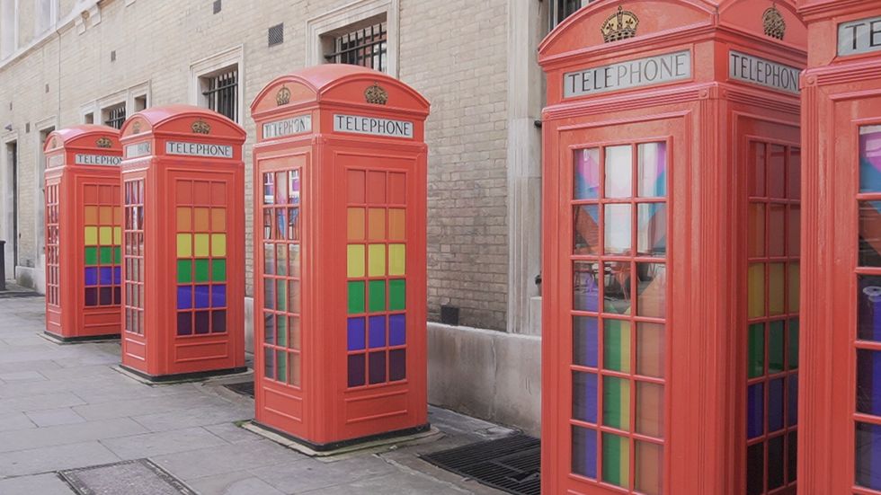 ロンドンの街角にある電話ボックス