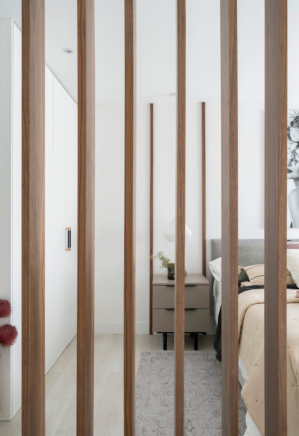 una transformacion sorprendente, de espacios oscuros a una vivienda luminosa y funcional en bilbao