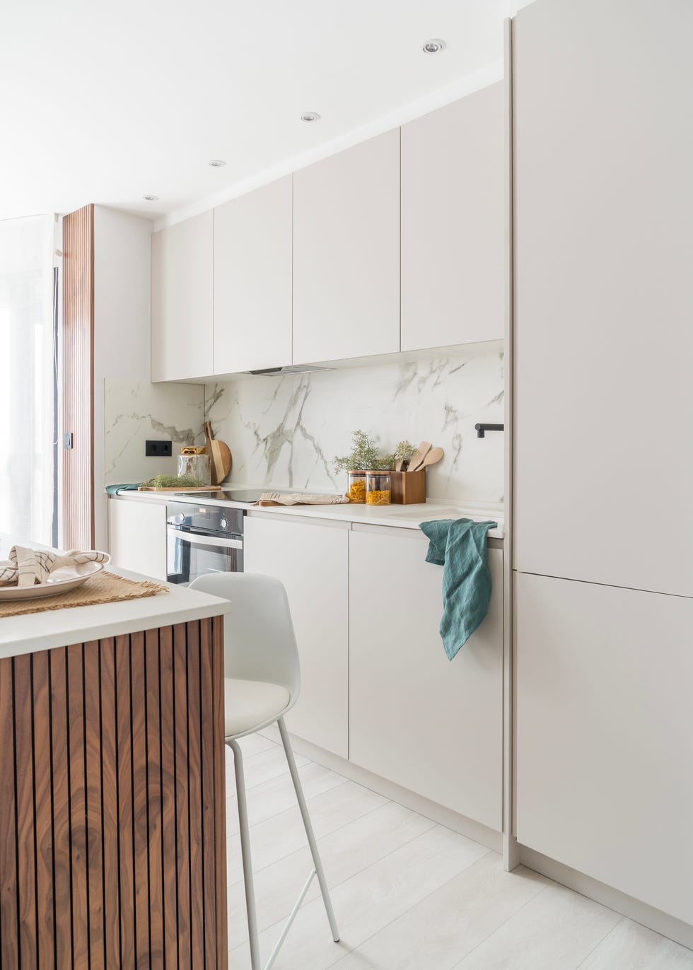 una transformacion sorprendente, de espacios oscuros a una vivienda luminosa y funcional en bilbao