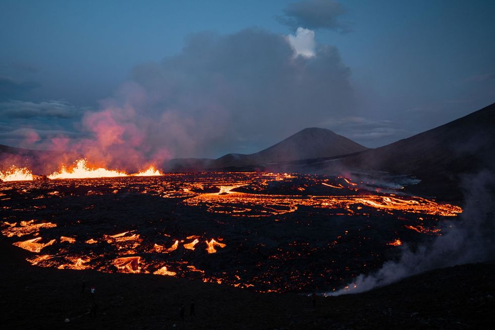 In de buurt van de spleet heeft de opborrelende lava nu al heuveltjes van vulkanisch materiaal opgebouwd en vult de vallei met een meer van gesmolten gesteente Onduidelijk is of de lavastromen zich zullen zal beperken tot deze valleitjes of dat de gloeiende massa zich verder zal uitspreiden en misschien de zee zal bereiken Volgens Evgenia Ilyinskaya vulkanologe aan de University of Leeds is de uitbarsting voor wetenschappers een fantastisch natuurlijk experiment