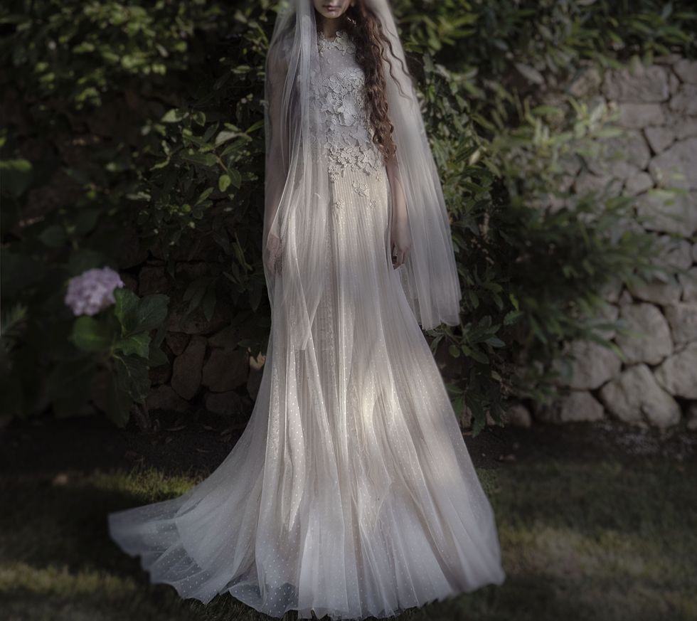 Bridal veil, Bridal accessory, Veil, Clothing, Dress, Gown, Wedding dress, Bridal party dress, Shoulder, Hairstyle, 