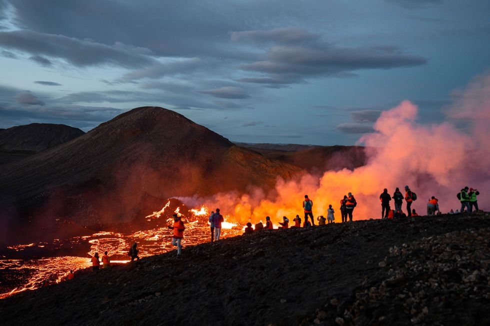 Er zijn al veel kijklustigen afgekomen op de spectaculaire vulkanische processen waarmee de aarde nieuwe landschappen smeedt