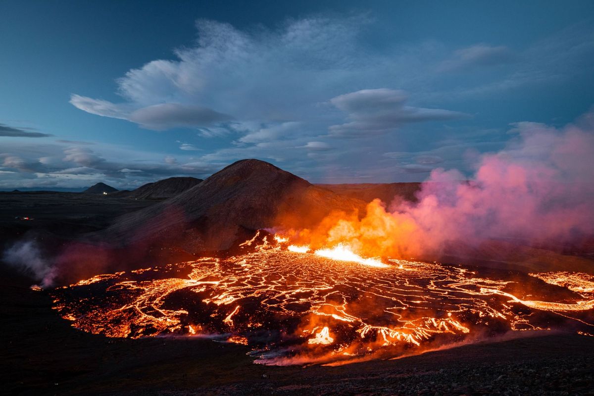 Na eeuwen van slaap zijn vulkanen op het IJslandse schiereiland Reykjanes in minder dan twee jaar tijd tweemaal uitgebarsten en hebben fonteinen van gloeiend gesteente de lucht in geschoten Bij de jongste uitbarsting die op 3 augustus om 1518 Nederlandse tijd begon opende zich een nieuwe vulkanische spleet direct naast de askegel die bij de eruptie van vorig jaar ontstond