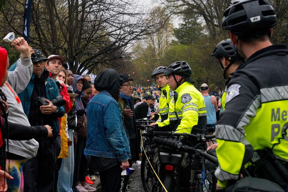 Die Polizei von Boston stoppt eine Gruppe von Fans beim Boston-Marathon 2023