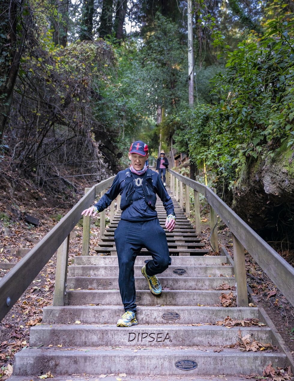 bradley fenner running down the dipsea stairs during his quad quad dipsea