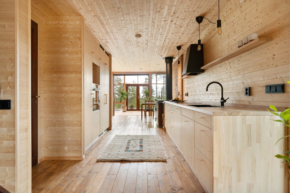 la casa atri tiene una cocina vestida en madera