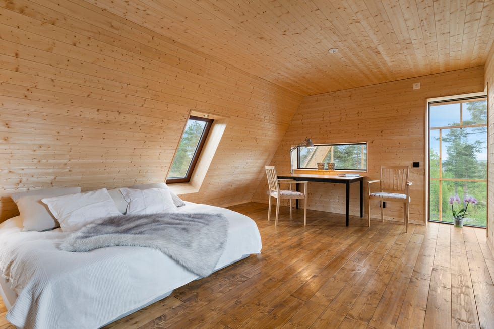 la casa en forma de triángulo está revestida en madera
