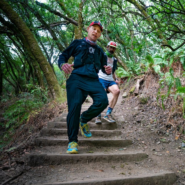 bradley fenner running down the steps of the dipsea course during his quad quad dipsea attempt