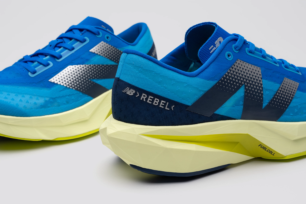 las zapatillas de running new balance fuelcell rebel v4 en color azul y amarillo