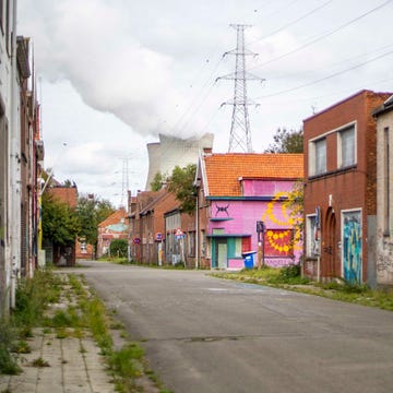 De verlaten straten van Doel in België de verlaten straten van doel met op de achtergrond de koeltorens van de kerncentrale