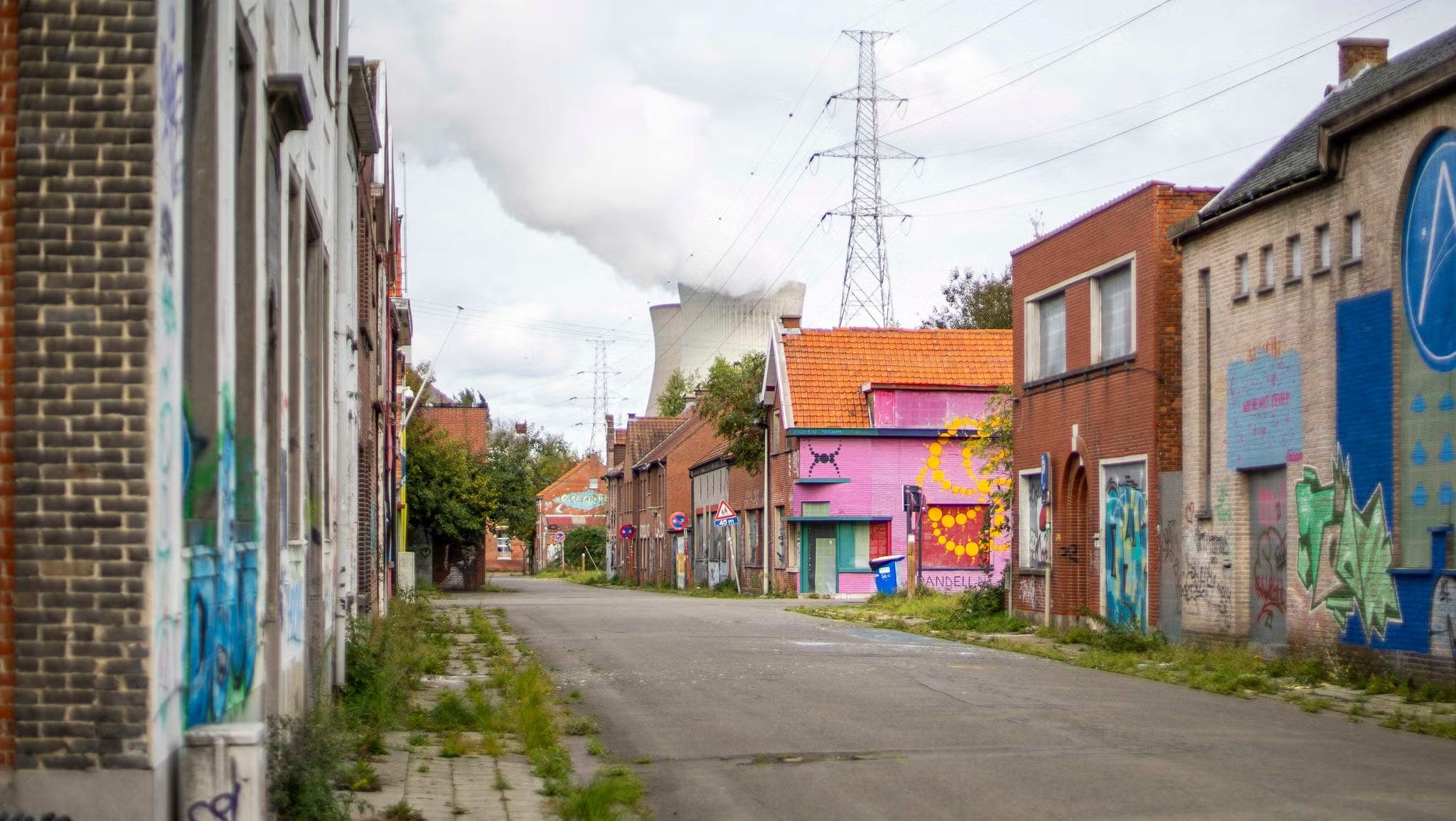 verlaten straat met gekleurde gebouwen in doel