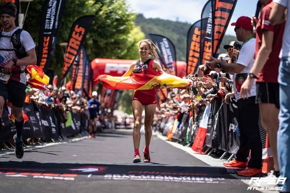Sheila Avilés celebra su bronce en la entrada en meta en el Mundial de Trail.