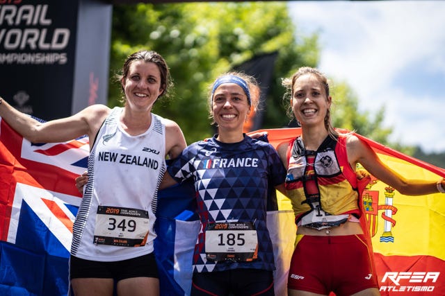 Sheila Avilés celebra su bronce en el Mundial de Trail