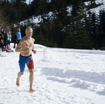 hardloper wereldrecord halve marathon op ijs op blote voeten