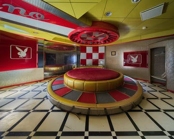 spaceship love hotel