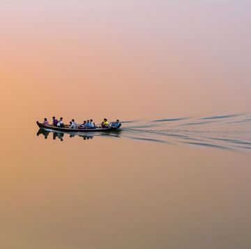 een boot met mensen op de irrawaddy in myanmar