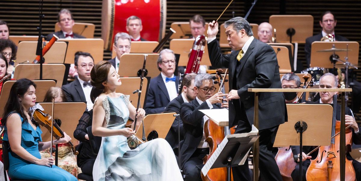 long yu conducts the new york philharmonic with soloists yiwen lu erhu and ning feng violin celebrating the lunar new year at david geffen hall 1312023 photo by chris lee