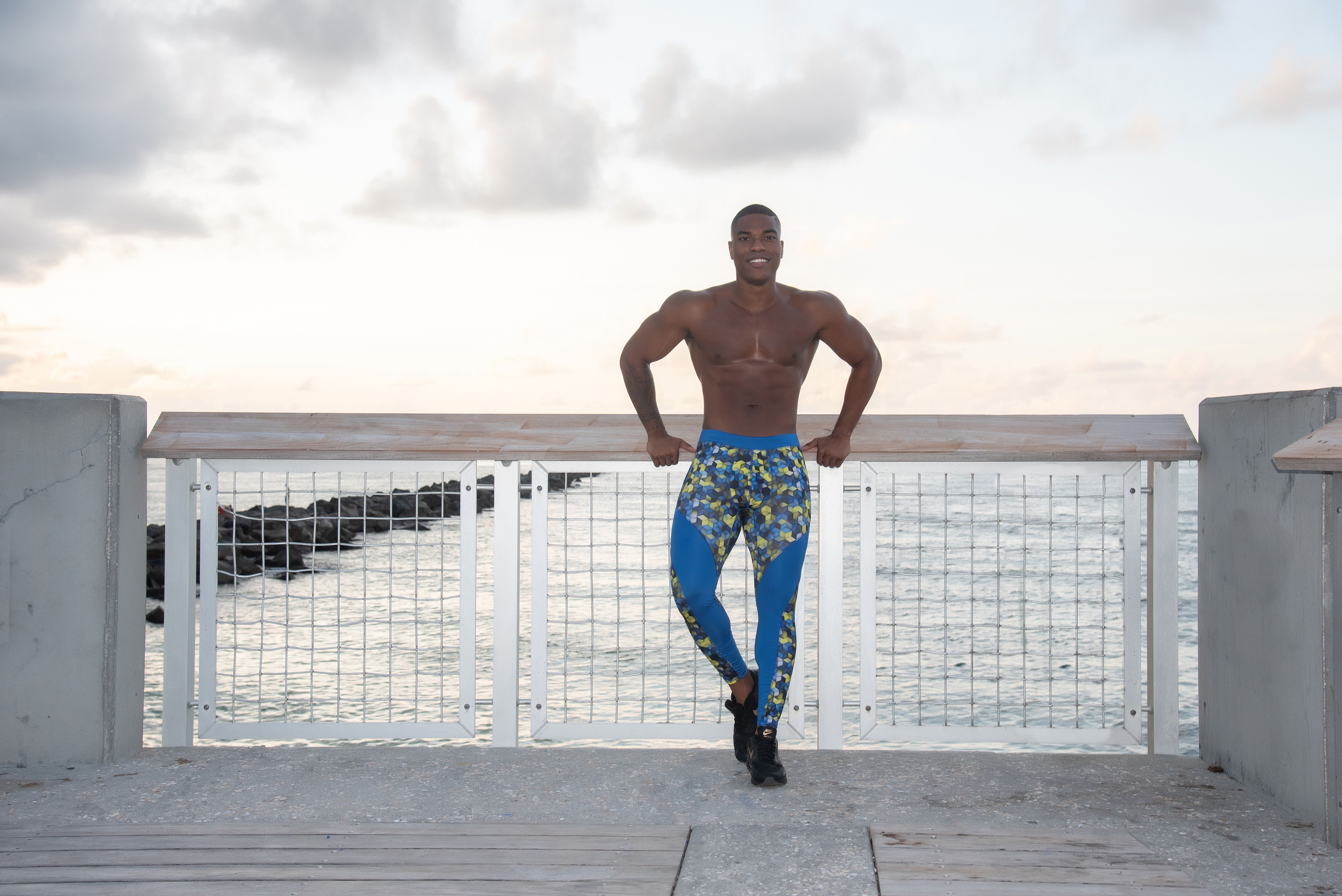 How Men Can Wear Compression Leggings and Tights With Less Bulge