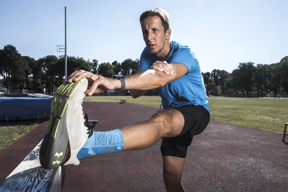 massimo ambrosini runner stretching